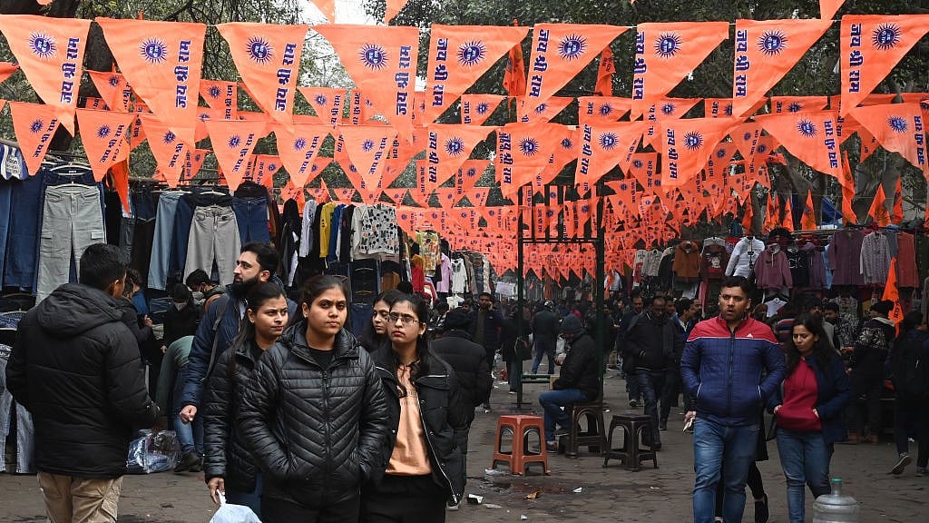 राजधानी दिल्ली की जनपथ मार्केट समेत तमाम बाजार में भगवा झंडे ही नजर आ रहे हैं। (फोटो: Getty Images)