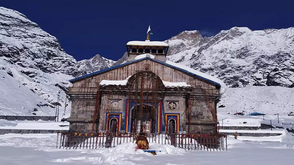 उत्तराखंड: केदारनाथ धाम में हुई बर्फबारी, सामने आया मनमोहक वीडियो, देखें