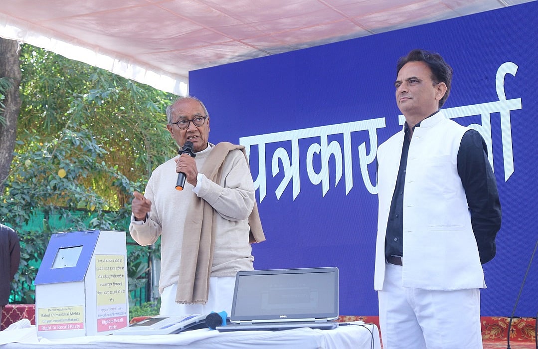 मध्य प्रदेश में EVM पर उठे सवाल, दिग्विजय सिंह ने डेमो प्रदर्शन कर गड़बड़ी का आरोप लगाया