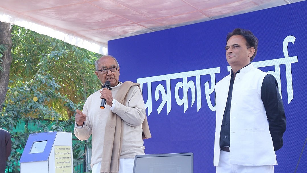 दिग्विजय सिंह ने EVM का डेमो प्रदर्शन कर गड़बड़ी का आरोप लगाया
