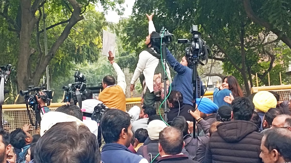चंडीगढ़ में कांग्रेस और आप कार्यकर्ताओं का फूटा गुस्‍सा