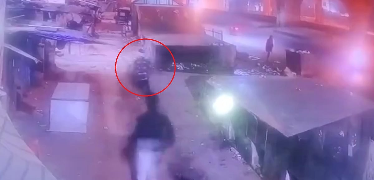 दिल्ली: बदरपुर में दिल दहलाने वाली वारदात, युवक पर नाबालिगों ने चाकू से किए कई वार, 60 से 70 मी. तक घसीटा शव 