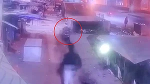 दिल्ली: बदरपुर में दिल दहलाने वाली वारदात, युवक पर नाबालिगों ने चाकू से किए कई वार, 60 से 70 मी. तक घसीटा शव