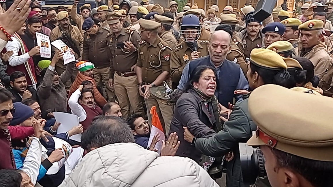 BHU छात्रा के लिए न्याय की मांग को लेकर कांग्रेस का जोरदार प्रदर्शन, पूछा- आरोपियों के घर पर बुलडोजर कब चलेगा