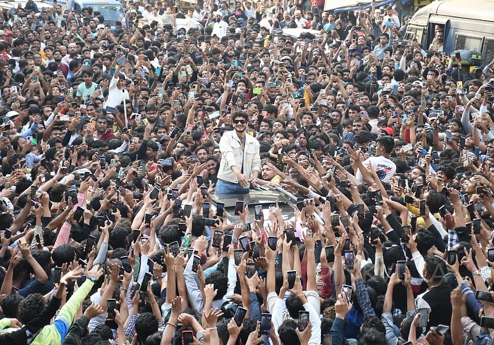 बिग बॉस की ट्रॉफी लेकर डोंगरी पहुंचे मुनव्वर, सड़कों पर हजारों प्रशंसकों की उमड़ी भीड़