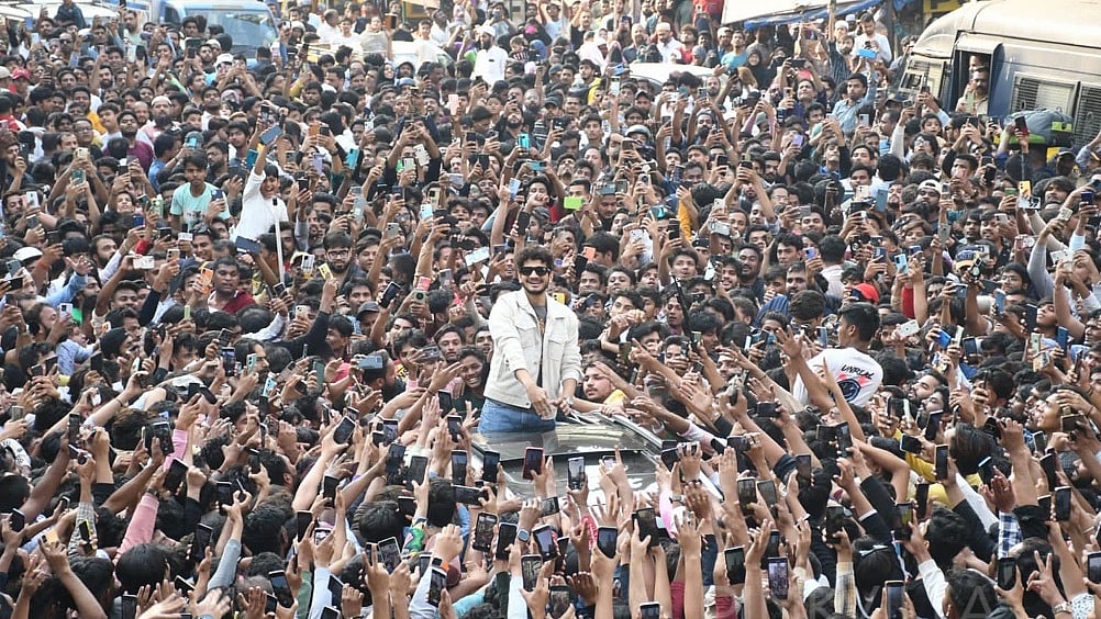 बिग बॉस की ट्रॉफी लेकर डोंगरी पहुंचे मुनव्वर, हजारों प्रशंसकों की उमड़ी भीड़