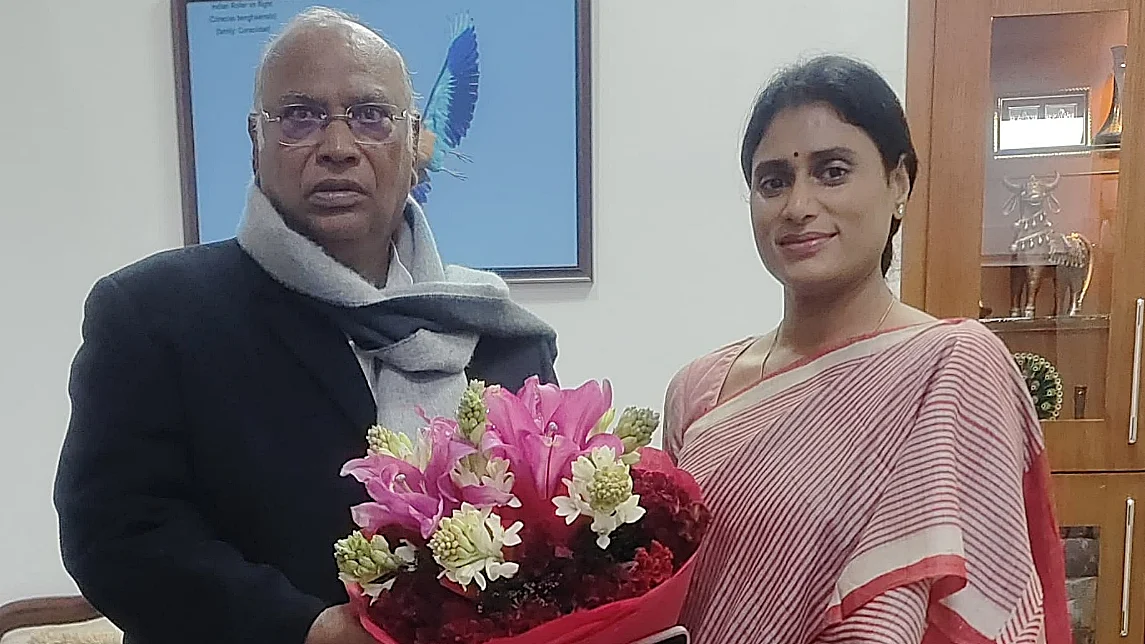 वाई.एस. शर्मिला ने मल्लिकार्जुन खड़गे से उनके आवास पर मुलाकात की।