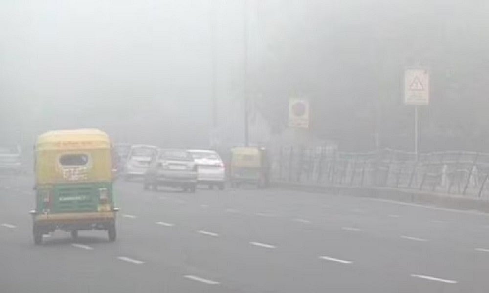 दिल्ली-NCR में कोहरा, ठंड और प्रदूषण का ट्रिपल अटैक, सड़क पर रेंगती दिखीं गाड़ियां, ट्रेनें-उड़ानें लेट
