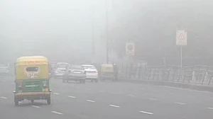 दिल्ली-NCR में कोहरा, ठंड और प्रदूषण का ट्रिपल अटैक, सड़क पर रेंगती दिखीं गाड़ियां, ट्रेनें-उड़ानें लेट