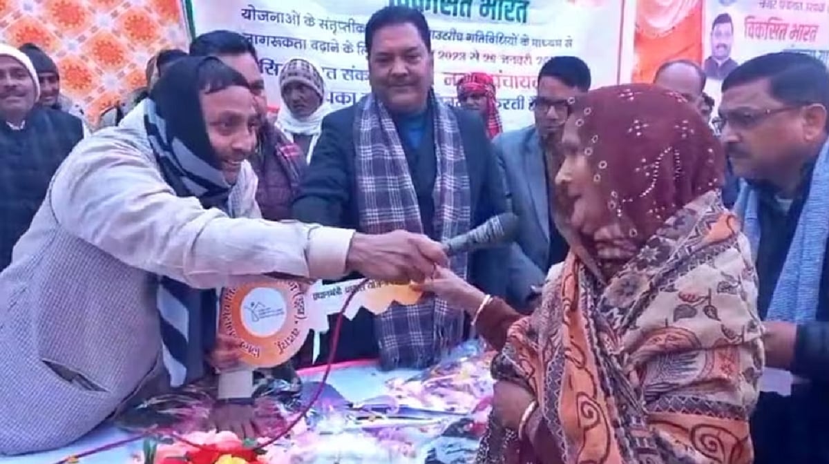 यूपी: BJP सांसद के सामने भरी सभा में बुजुर्ग महिला ने PM आवास योजना में भ्रष्टाचार की खोल दी पोल, सभी रह गए दंग!