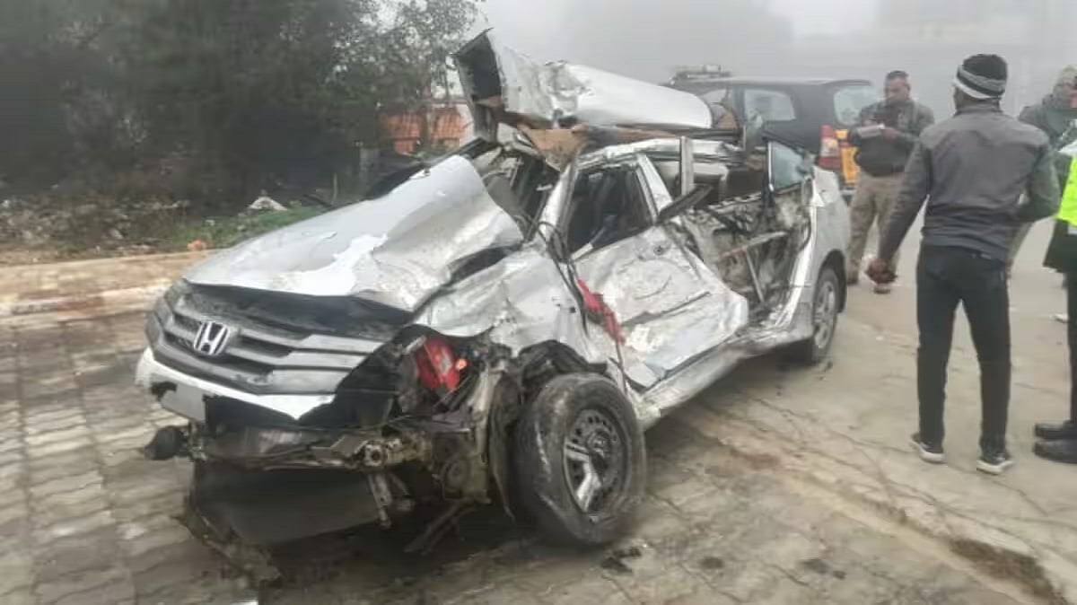 उत्तर प्रदेश: आगरा लखनऊ एक्सप्रेस वे पर भीषण सड़क हादसा, ट्रक से टकराई कार, दो युवकों की दर्दनाक मौत