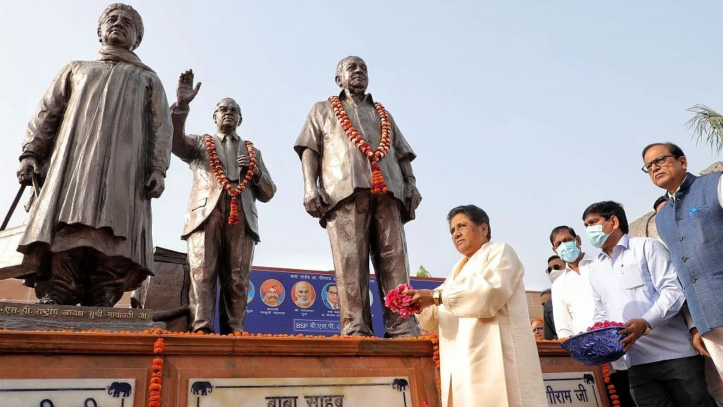 बीएसपी कार्यालय में लगी प्रतिमाओं पर माल्यार्ण करती मायवती(फोटो अप्रैल 2022 की है) :Getty Images
