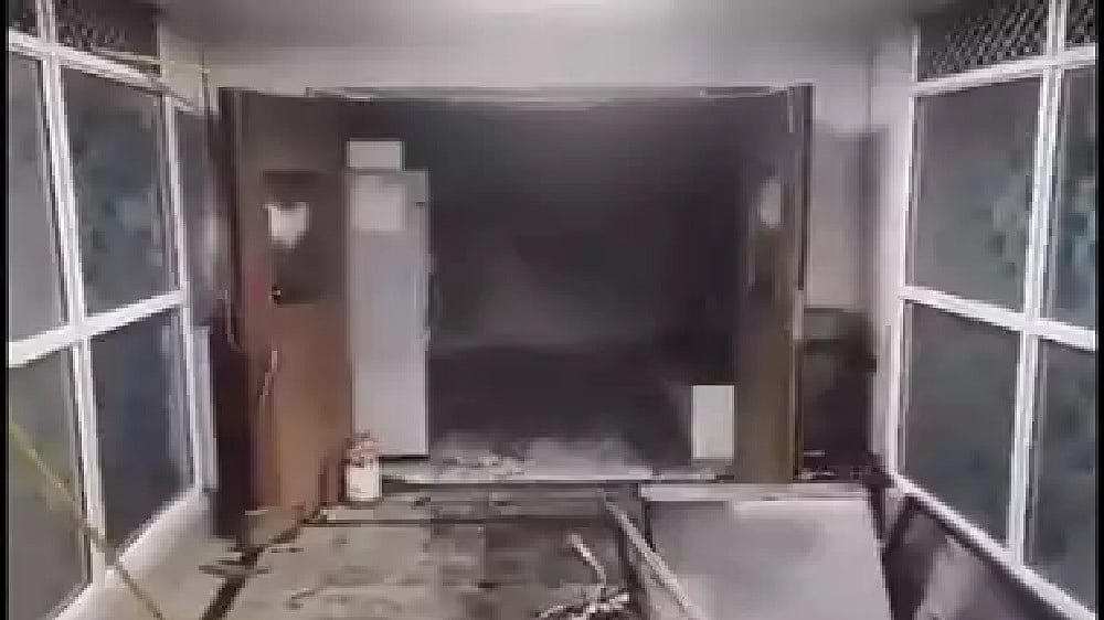 दिल्ली एम्स की दूसरी मंजिल पर लगी भीषण आग, फर्नीचर और फाइलों को पहुंचा नुकसान, मची अफरातफरी