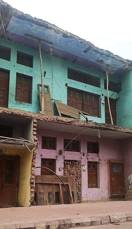 सड़कें चौड़ी करने की कवायद में घर तोड़े गए