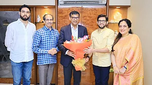 प्रसिद्ध अर्थशास्त्री रघुराम राजन ने उद्धव ठाकरे से की मुलाकात, महाराष्ट्र के सियासी गलियारों में हलचल तेज हुई