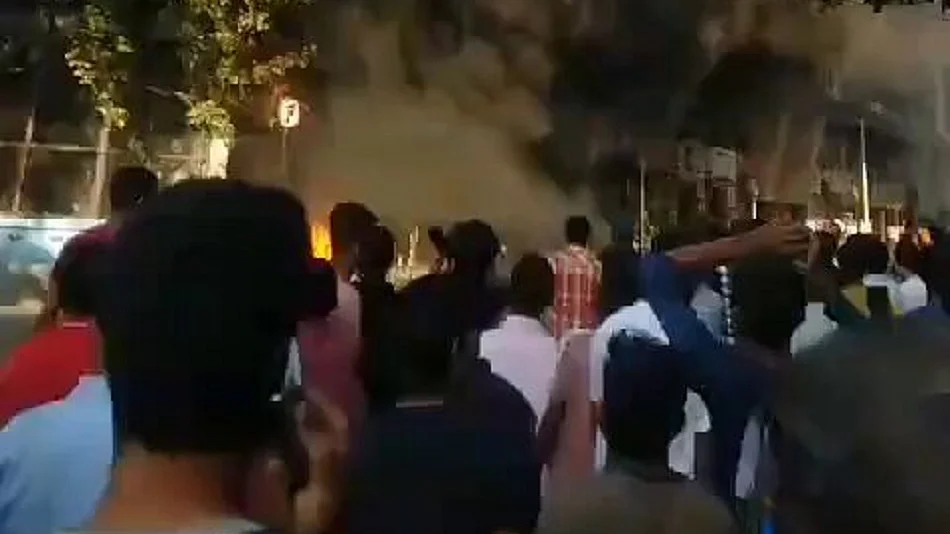 मुंबई की इमारत में आग लगने से महिला की मौत, एक के फंसे होने की आशंका