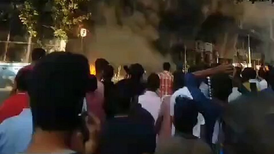 मुंबई की इमारत में आग लगने से महिला की मौत, एक के फंसे होने की आशंका