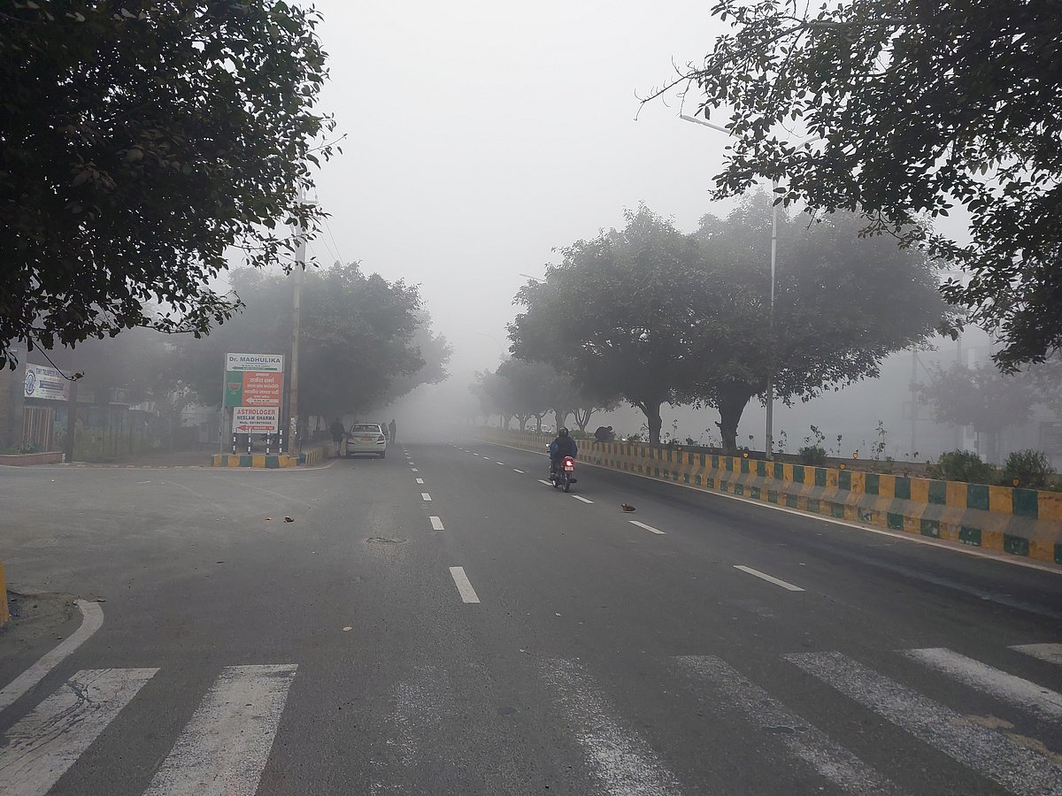 दिल्ली-एनसीआर में घने कोहरे ने लगाई वाहनों की रफ्तार पर लगाम, ठंड और प्रदूषण से भी लोग परेशान