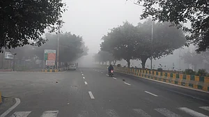 दिल्ली-एनसीआर में घने कोहरे ने लगाई वाहनों की रफ्तार पर लगाम, ठंड और प्रदूषण से भी लोग परेशान