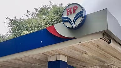 अर्थ जगत: निवेश फर्म फिडेलिटी ने पाइन लैब्स, मीशो के मूल्यांकन घटाए और मुनाफावसूली से शेयर बाजार में गिरावट