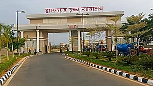 बच्ची का लगातार पीछा करना, घूरना या जबरन बात करना भी यौन अपराध, जानें झारखंड HC ने अपने आदेश में और क्या कहा...