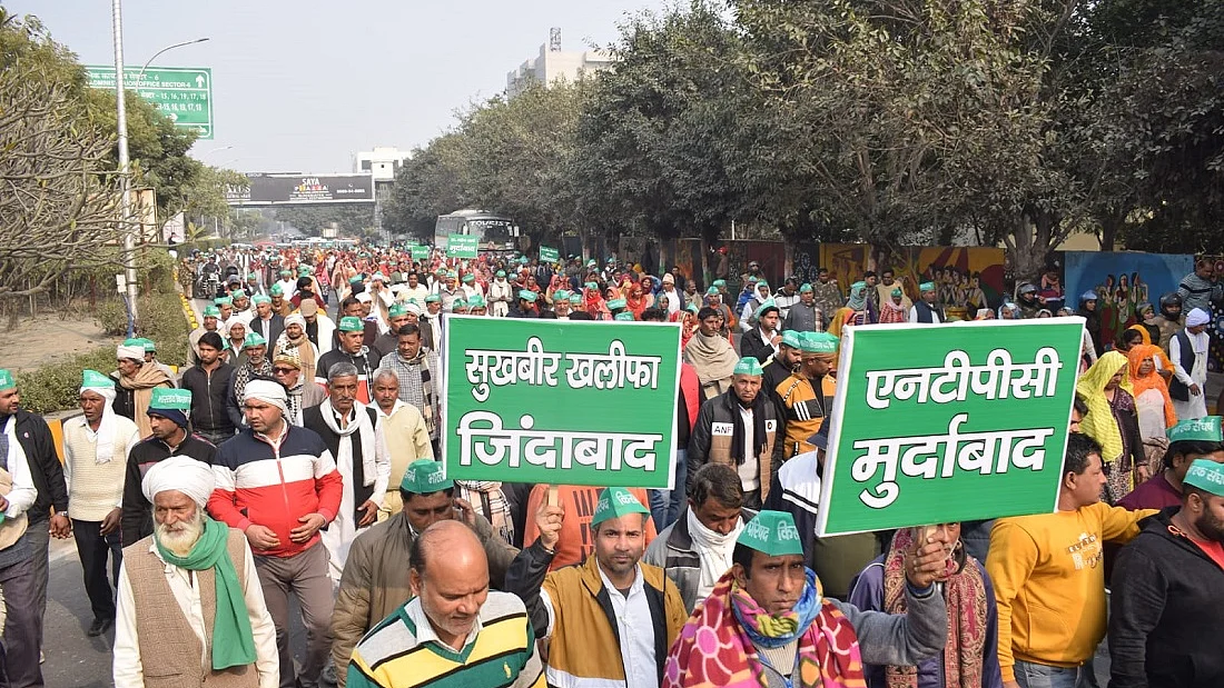 दिल्ली से नोएडा आने वाले रास्ते को किसानों ने घंटों रोका, BJP सांसद का किया घेराव