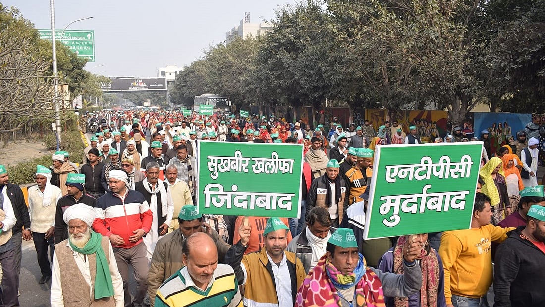 दिल्ली से नोएडा आने वाले रास्ते को किसानों ने घंटों रोका, BJP सांसद का किया घेराव