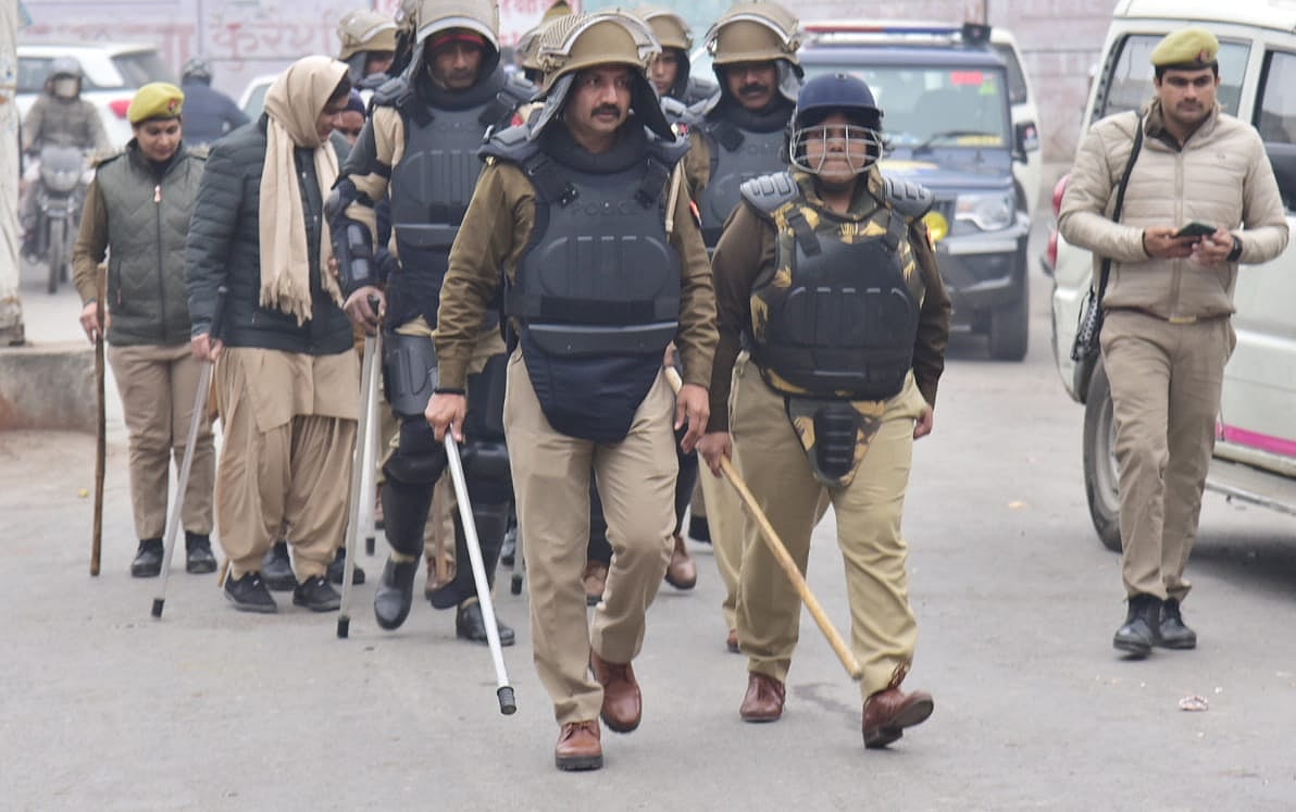 रामलला की प्राण प्रतिष्ठा कार्यक्रम के लिए गाजियाबाद अलर्ट पर पुलिस, किया फ्लैग मार्च