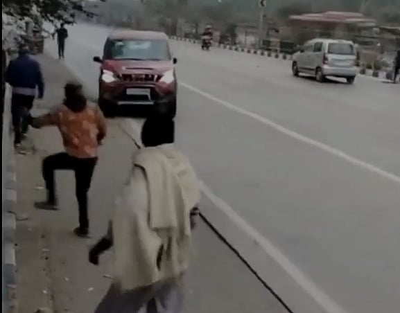 राजधानी दिल्ली में महज 5 रुपए के लिए एसयूवी ड्राइवर ने की लोगों को रौंदने की कोशिश, देखें VIDEO