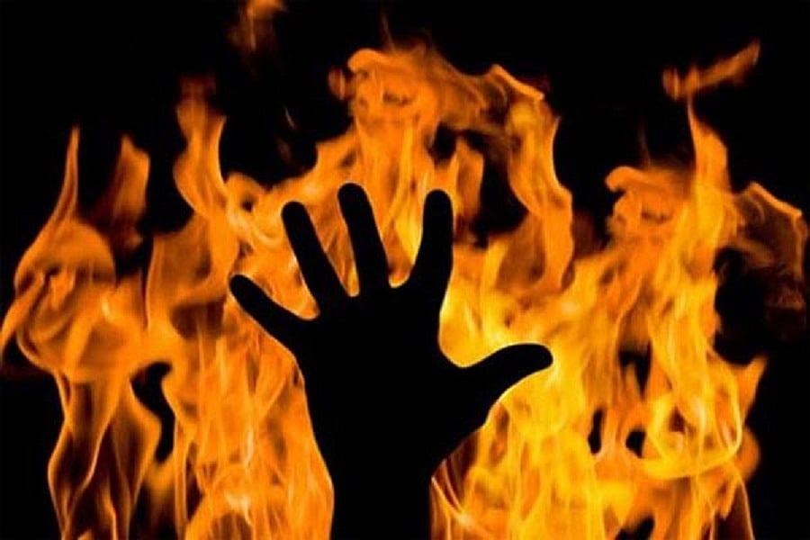 दिल्ली में इमारत में लगी भीषण आग, नवजात समेत 4 लोगों की जलकर मौत, 2 घायल
