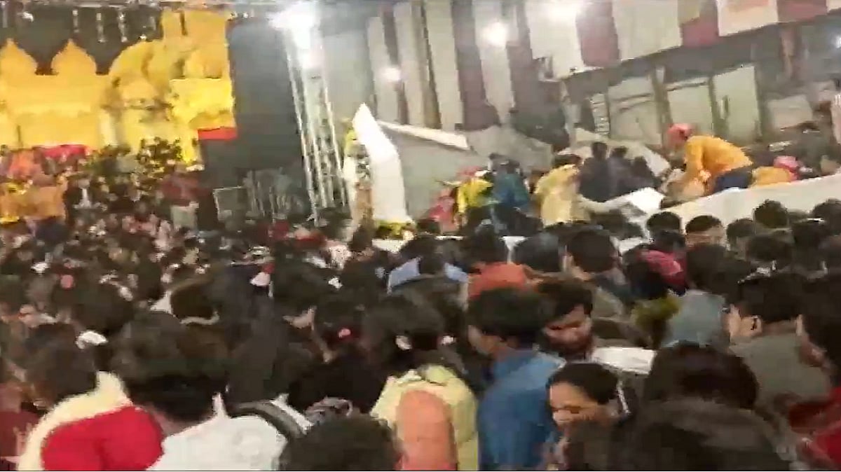 दिल्ली के कालका मंदिर में जागरण के दौरान गिरा स्टेज, मची भगदड़, एक की मौत, 17 घायल