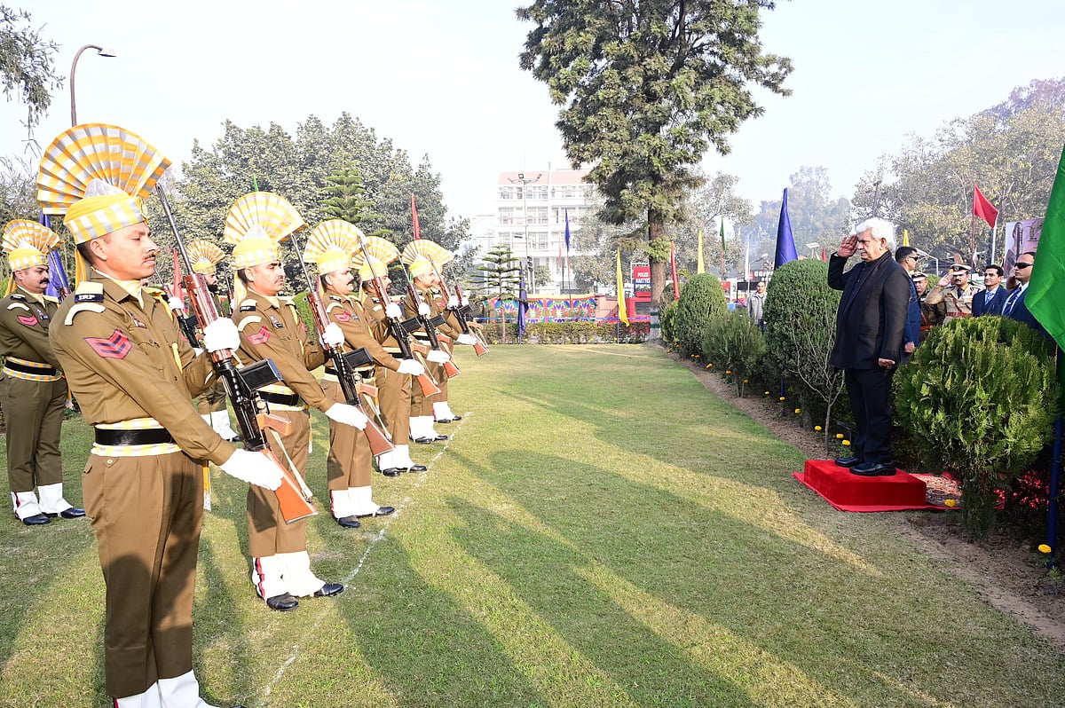 जम्मू-कश्मीर में गणतंत्र दिवस समारोह शांतिपूर्ण ढंग से संपन्न, उपराज्यपाल ने बख्शी स्टेडियम में फहराया झंडा