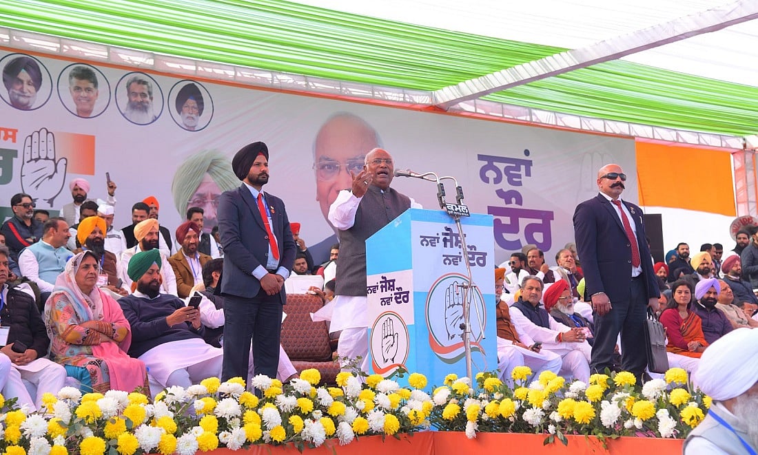 खड़गे ने पंजाब पहुंचकर किसानों की थपथपाई पीठ, कहा- आपके आंदोलन ने किसानी बचा ली