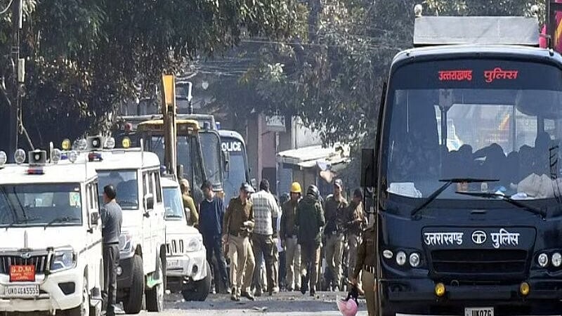 डीएम ने 120 लोगों के 127 आर्म्स लाइसेंस किए रद्द, असलहे जमा कराने का दिया आदेश