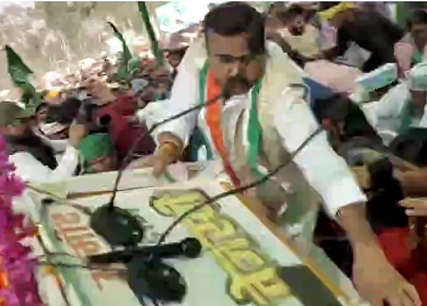 तेजस्वी यादव के 'जन विश्वास यात्रा' में हादसा, भाषण से पहले टूटा मंच, मची अफरा-तफरी