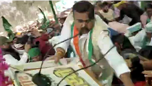 तेजस्वी यादव के भाषण से पहले आरजेडी का टूटा मंच