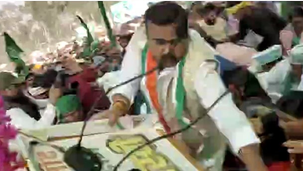 तेजस्वी यादव के भाषण से पहले आरजेडी का टूटा मंच