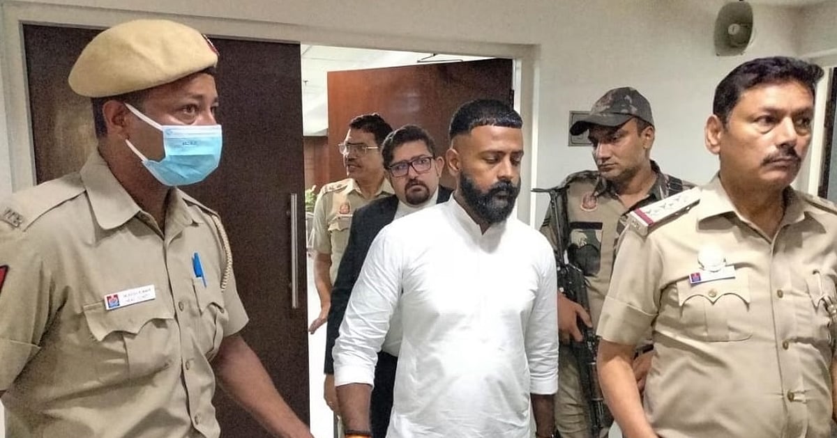 navjivanindia%2F2024-02%2F239b9674-f458-489d-a3f8-cbda04e384b7%2FSukesh_Chandrasekhar.jpeg?rect=0%2C0%2C1054%2C553&w=1200&ar=40%3A21&auto=format%2Ccompress&ogImage=true&mode=crop&enlarge=true&overlay=false&overlay_position=bottom&overlay_width=100