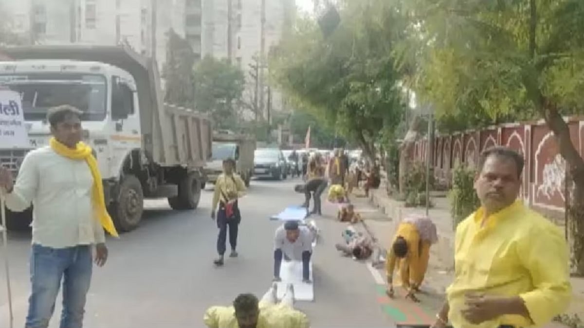 यूपी: सड़क पर आस्था का सैलाब! जमीन पर लेटकर करौली बाबा के आश्रम जा रहे हजारों भक्त, बताया क्यों कर रहे हैं ऐसा