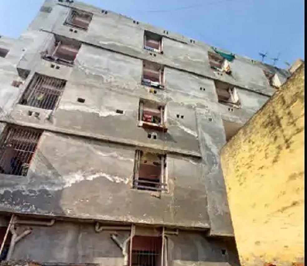 नोएडा में दो बेटियों को चौथे फ्लोर से नीचे फेंक खुद भी कूदी महिला, एक बच्ची की मौत, मां-बेटी गंभीर