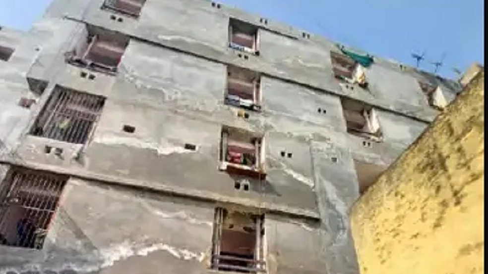 नोएडा में दो बेटियों को चौथे फ्लोर से नीचे फेंक खुद भी कूदी महिला, एक बच्ची की मौत, मां-बेटी गंभीर