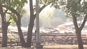 दिल्ली: जवाहरलाल नेहरू स्टेडियम में बड़ा हादसा, पंडाल गिरने से कई लोग दबे, 8 घायल