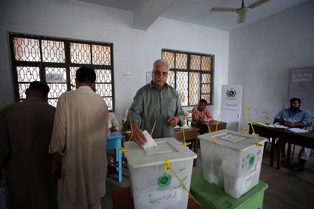 दुनिया: पाकिस्तान में आमचुनाव के दौरान भारी हिंसा और आइसलैंड में इस साल दूसरी बार ज्वालामुखी फटा