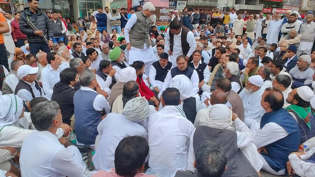 झज्जर जिले के बहादुर गढ़ में हत्यारों की गिरफ्तारी की मांग को लेकर धरने पर बैठे लोग