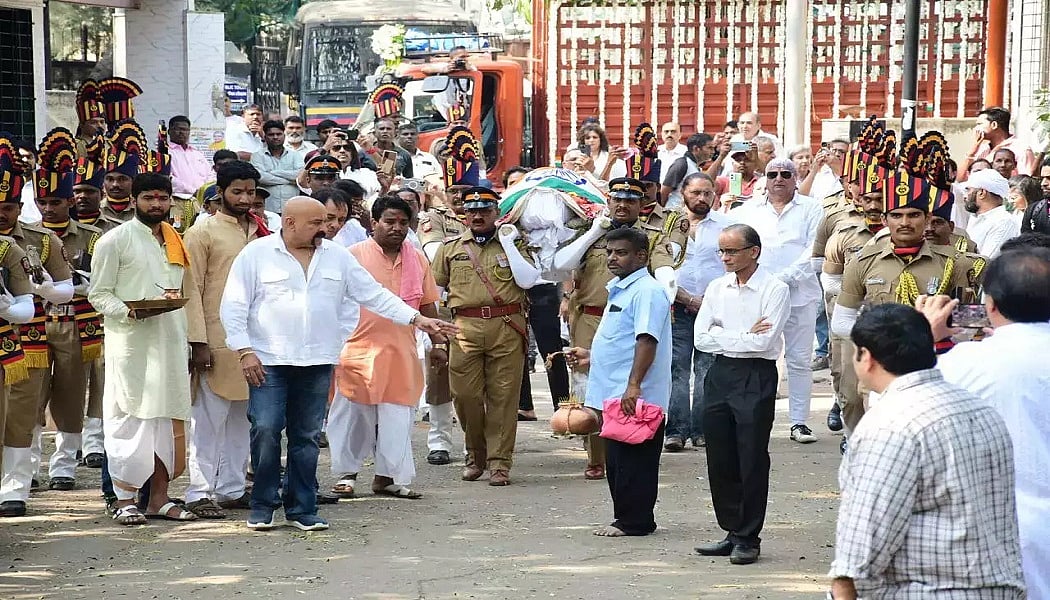सिनेजीवन: पंचतत्व में विलीन पंकज उधास, राजकीय सम्मान के साथ हुआ अंतिम संस्कार
