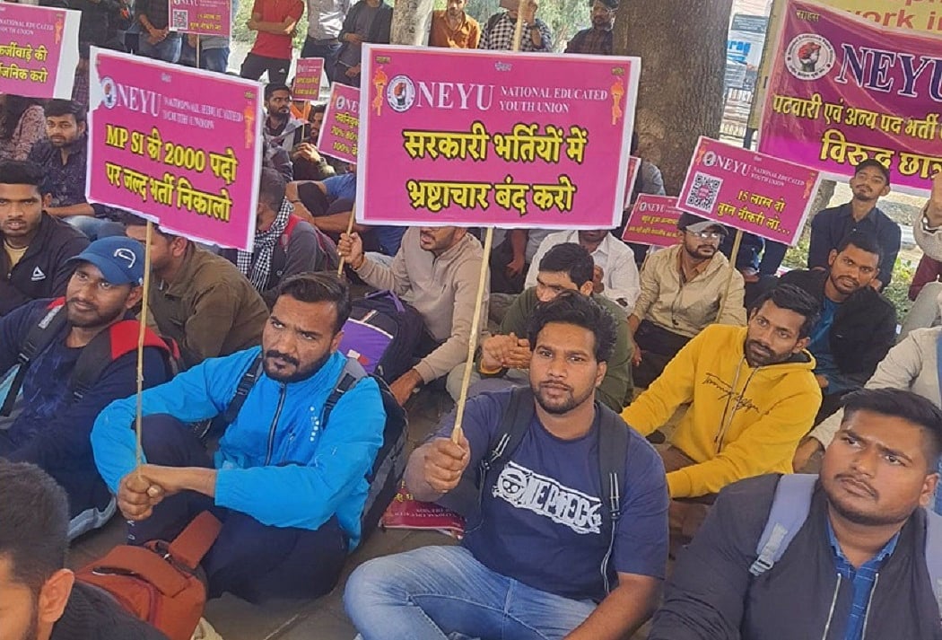 मध्य प्रदेशः पटवारी भर्ती परीक्षा रद्द करने की मांग को लेकर सड़क पर उतरे युवा, पुलिस ने हिरासत में लिया