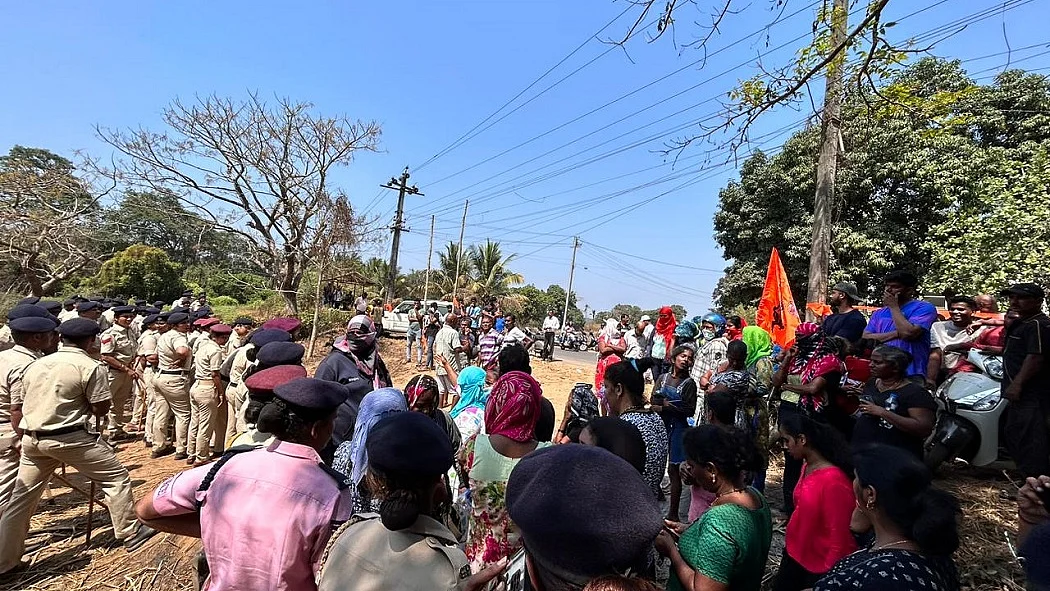 शिवाजी की प्रतिमा का उद्घाटन कर लौट रहे गोवा के मंत्री पर हमला