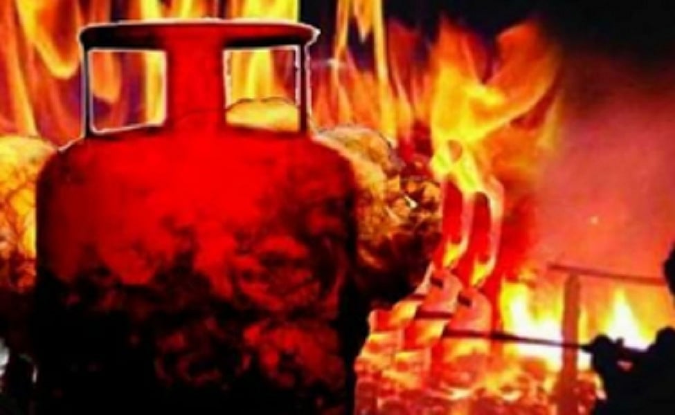 नोएडा में खाना बनाते समय फटा सिलेंडर, 4 लोग घायल, 2 की हालत नाजुक