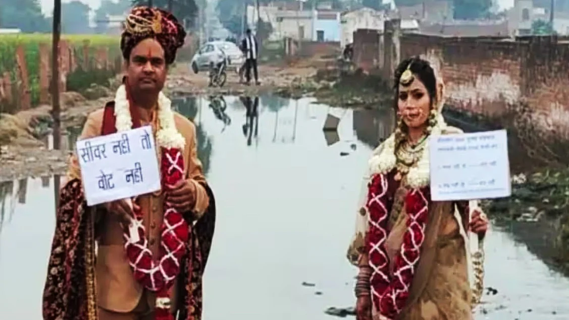 आगरा में कपल ने कूड़े के ढेर के पास मनाई शादी की सालगिरह, वजह जानकर आप भी देंगे बधाई