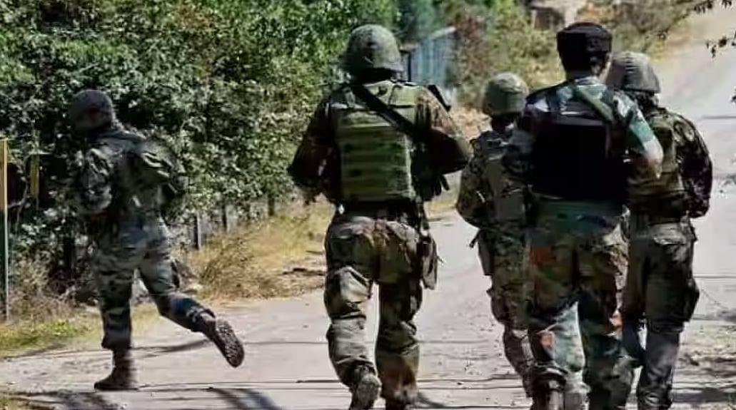 जम्मू-कश्मीर: सोपोर में विस्फोटक सामग्री बरामद, आतंकी कैयूम नजर का भाई गिरफ्तार